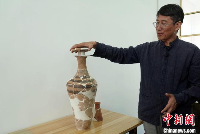 韩建业教授介绍南佐遗址发掘出土的一件独具特色彩陶器——带盖塞(防止酒类液体等挥发)的小口细颈平底瓶。　<a target='_blank' href='/'>中新社</a>记者 孙自法 摄