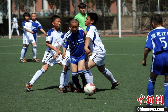 2015年4月，齐齐哈尔扎龙希望小学足球队赴北京体育大学参加斯凯孚希望工程青少年足球邀请赛。　黑龙江省青少年发展基金会供图