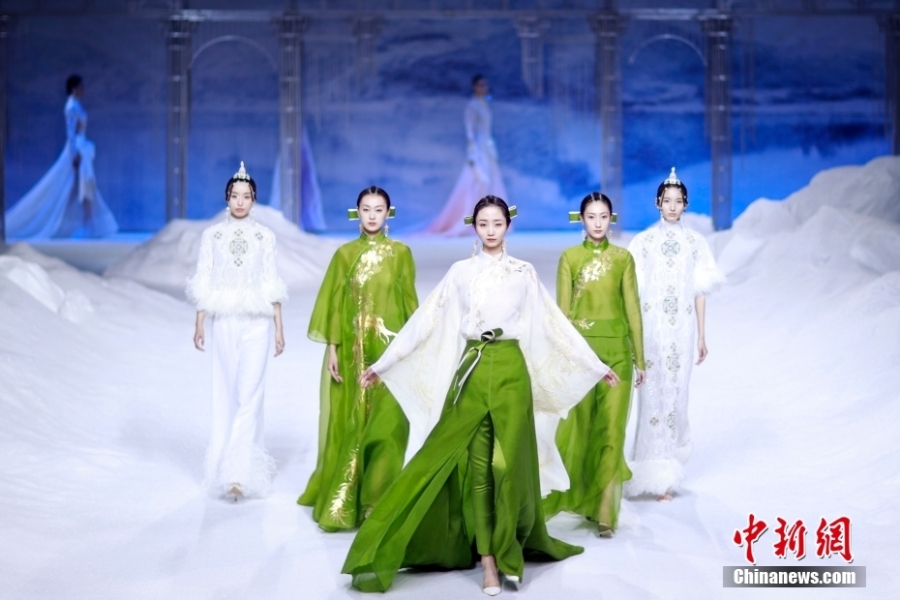 中國國際時裝周（2023春夏系列）開幕秀在北京舉行