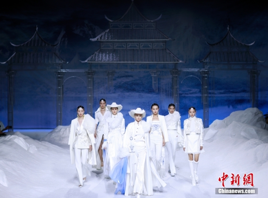 中国国际时装周（2023春夏系列）开幕秀在北京举行