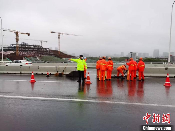 “轩岚诺”携风裹雨来袭上海警方启动高等级社会面防控勤务