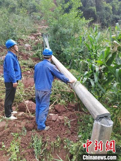 地震造成雅安汉源县境内宜东镇三交乡(与泸定交界)部分电网设施受损。　李明 摄