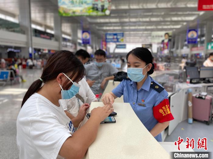 图为9月5日，重庆北站工作人员在接受旅客咨询。　重庆北站供图