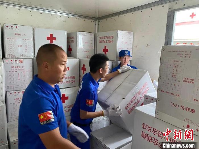 工作人员正在搬运救灾物资。　四川省红十字会供图。