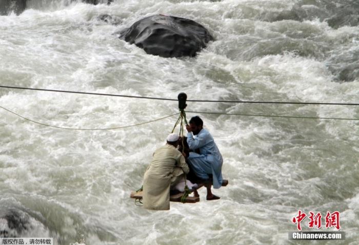 当地时间8月30日，巴基斯坦巴林，民众使用各种方法渡过湍急的河流。