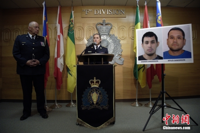 当地时间9月4日，加拿大警方表示，该国萨斯喀彻温省当日发生多起持刀刺人事件。图为4日，当地警方举行新闻发布会公布嫌疑人照片。 图片来源：视觉中国