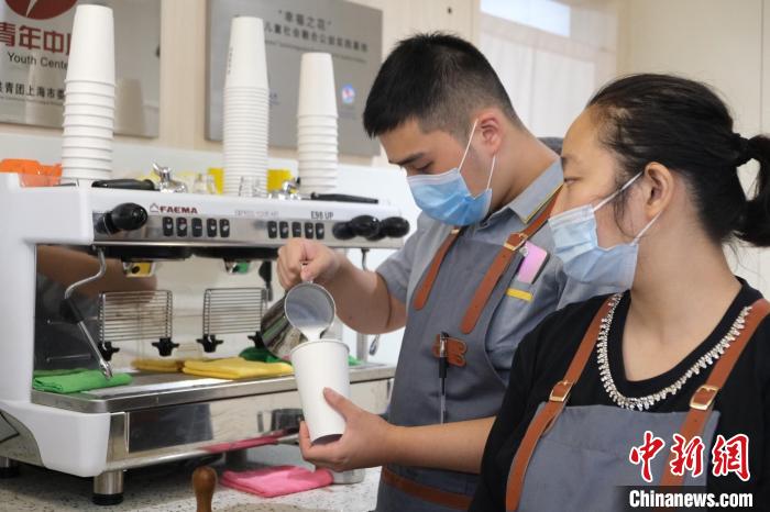 作为“多？幸福咖啡馆”的咖啡师，吴佳辰与4名同样患有自闭症的员工正式开启朝十晚七的职业生涯 查晨琛 摄