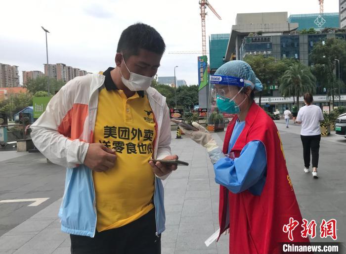 流动核酸采样车正在为外卖骑手核酸采样。　王磊 摄