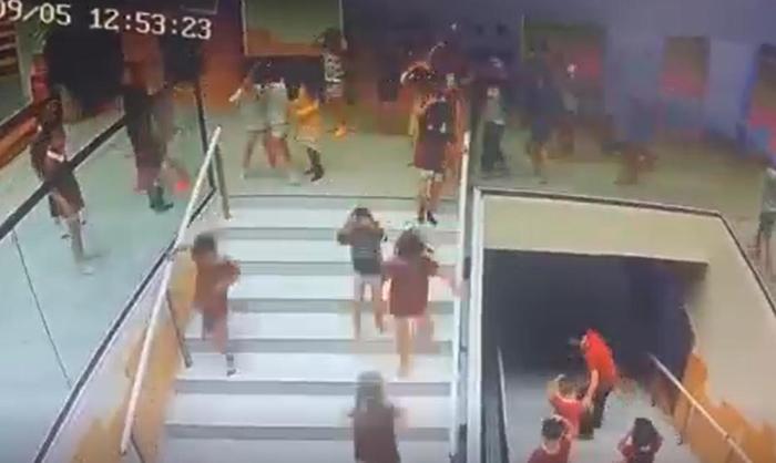 带领孩子撤离画面 荥经县委宣传部 供图