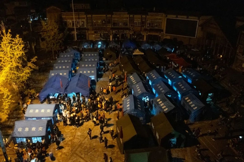 9月5日晚在四川甘孜州泸定县磨西镇拍摄的受灾群众临时安置点(无人机照片)。新华社记者 沈伯韩 摄