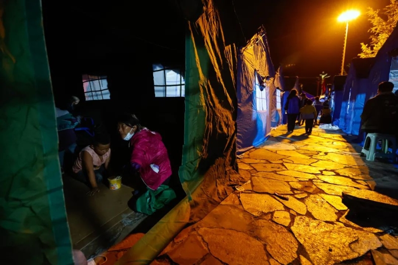 9月5日晚拍摄的四川甘孜州泸定县磨西镇的受灾群众临时安置点。新华社记者 沈伯韩 摄