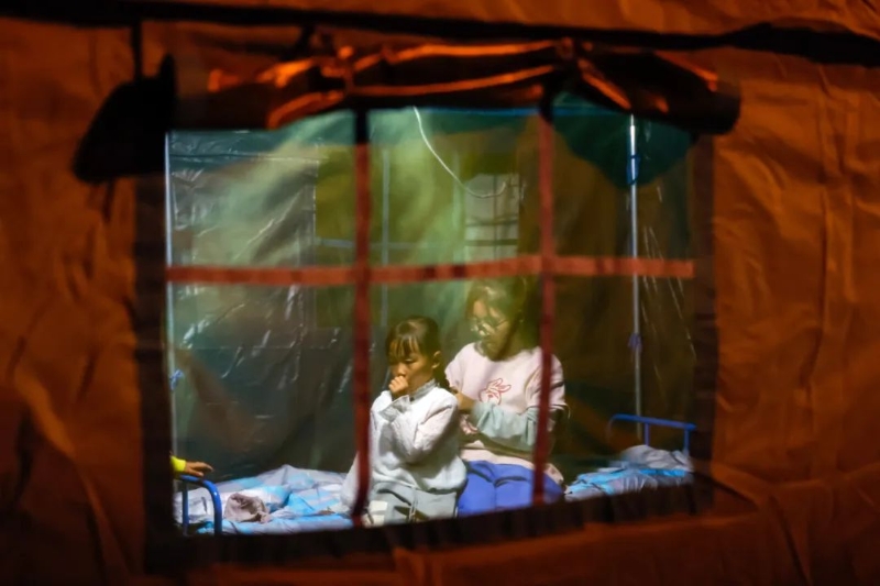 9月5日晚，在四川甘孜州泸定县磨西镇受灾群众临时安置点，两名小女孩在帐篷里。新华社记者 沈伯韩 摄