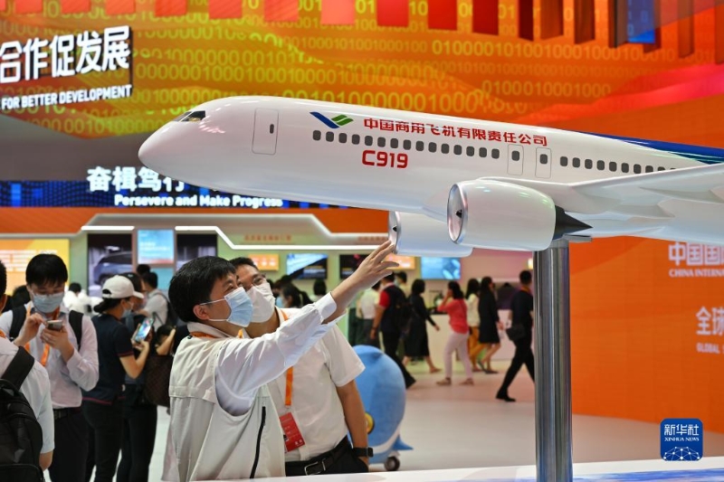 9月1日，观众在国家会议中心的中国服务贸易成就展专区内参观C919飞机模型。新华社记者 李鑫 摄