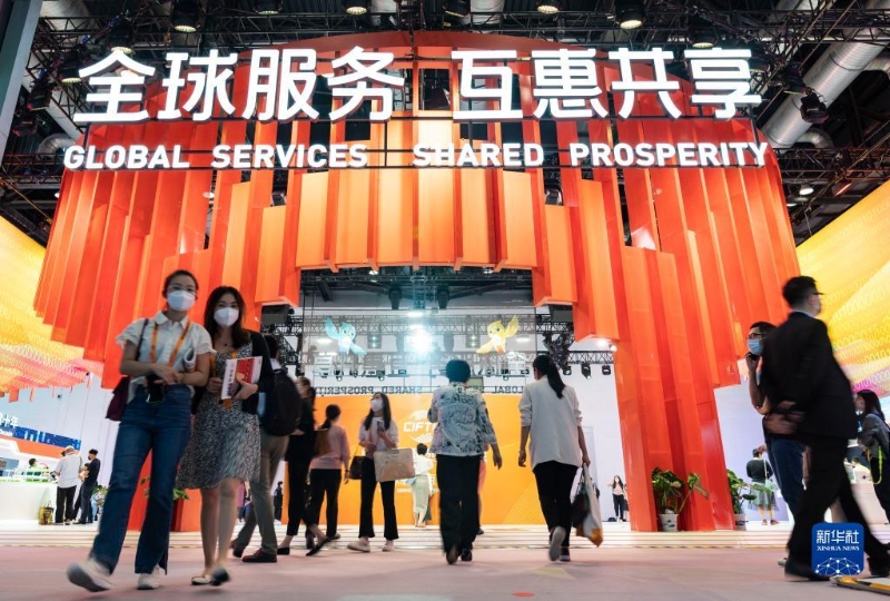 9月1日，观众在国家会议中心参观中国服务贸易成就展专区。新华社记者 才扬 摄