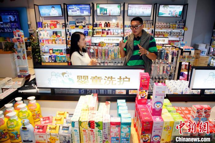 阿乐(图右)向台湾青年陈立晴传授选货经验。　汤彦俊 摄