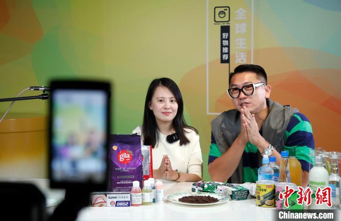 阿乐(图右)和台湾青年陈立晴在直播间为大家介绍产品。　汤彦俊 摄