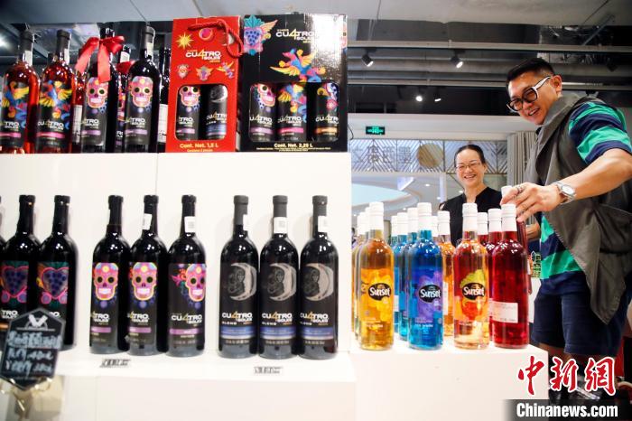 阿乐在探店。　汤彦俊 摄