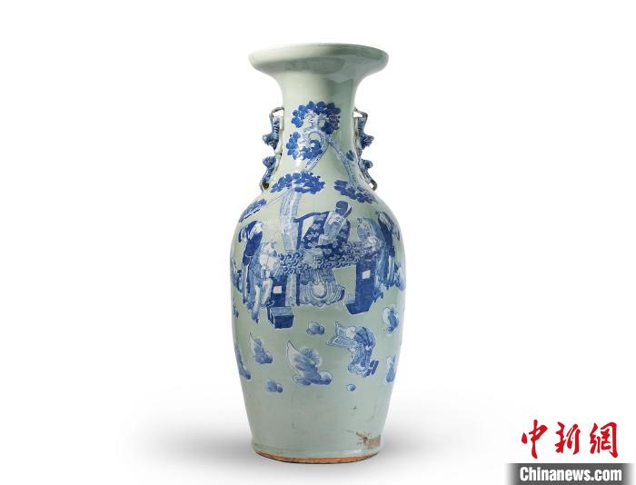 豆青地堆白青花松下高士图双耳瓶。　上海市文旅局 供图