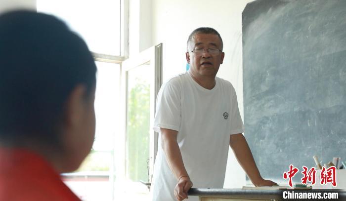 姚建是三墩小学的校长，也是学校二年级的数学教师。　张园园 摄