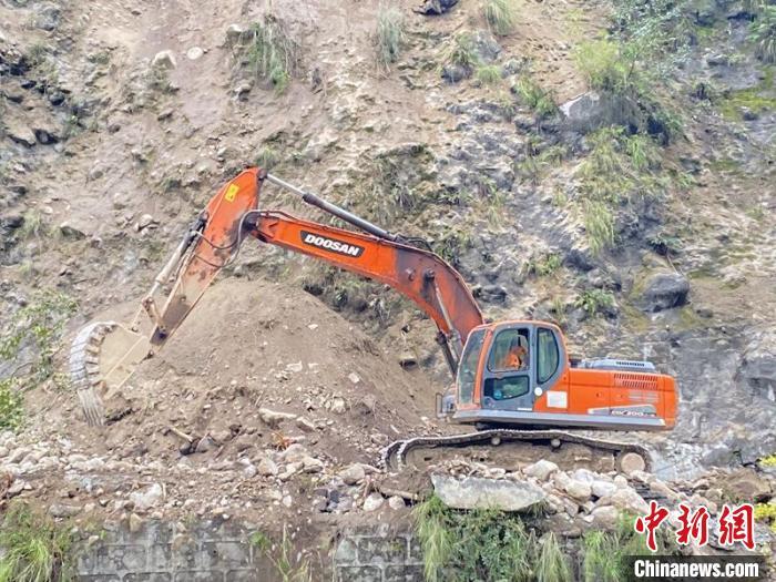 中国安能抢险人员全力抢通震区受损道路。　中国安能 