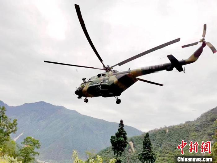 直升机为共和村投送物资。　四川森林消防 摄
