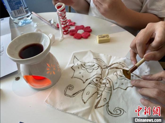 孩子们准备为画作钩线上蜡 中国妇女发展基金会供图