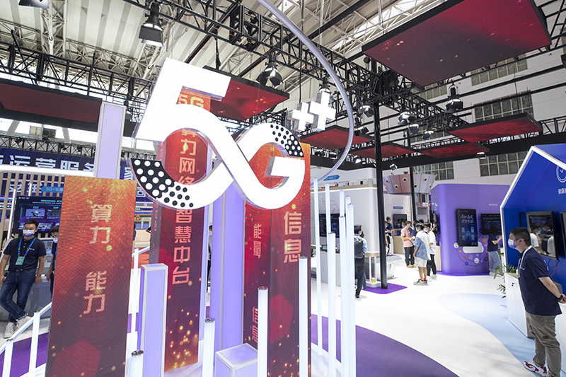 8月10日，在2022世界5G大会展厅里，人们在中国移动集团有限公司展区参观。（图源：新华社）