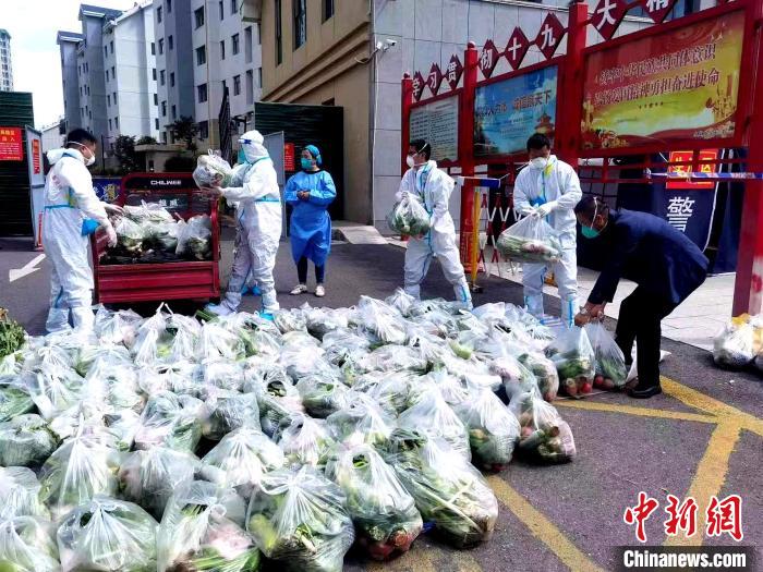 图为志愿者分拣物资。　西宁市通海路街道供图