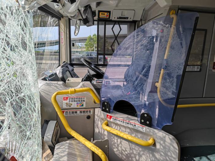 巴士車廂損毀，車頭擋風玻璃破裂。圖片來源：香港星島網 梁國峰攝