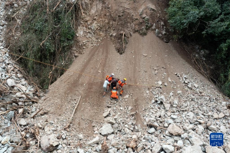 四川泸定地震营救直击