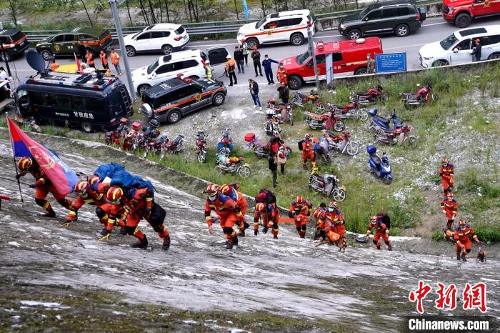 四川消防救援人员开展救援。　四川消防 供图