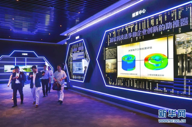 这是上海市静安区市北高新企业AI体验馆(2019年7月23日摄)。该体验馆汇集了交通、医疗、政务、旅游、安防、智慧城市等各行业领域的十余家大数据代表性企业以及数十项大数据在AI领域的前沿应用。 新华社发(王翔 摄)