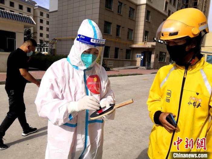 图为母亲袁素明在核酸检测点登记。　虎台街道办供图