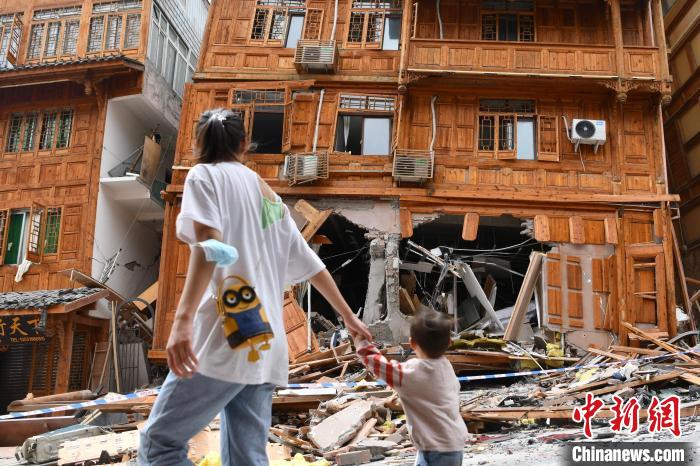 泸定地震震中房屋受损严重。　张浪 摄