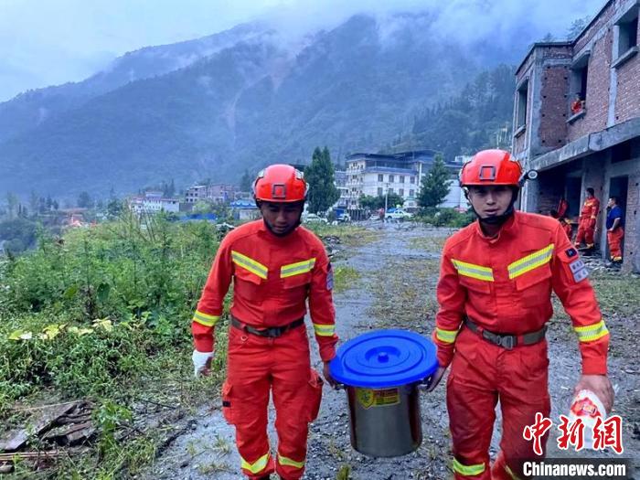 尚立安为队友运送热汤。(右一) 四川森林消防供图
