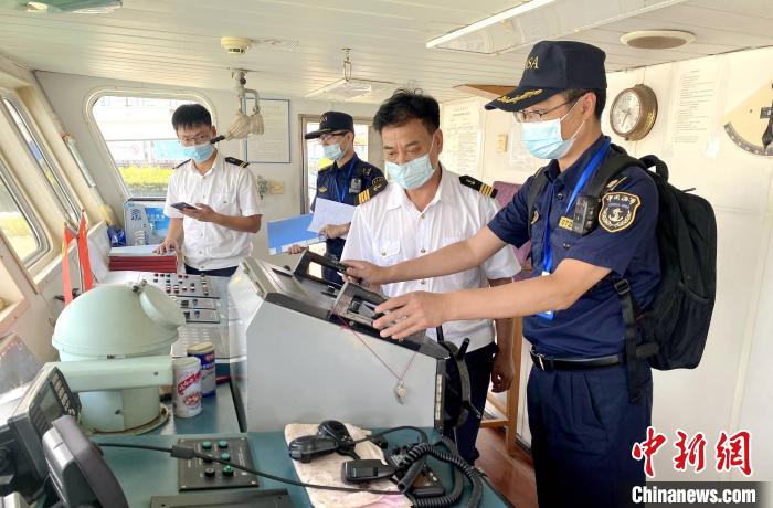 海事执法人员检查客船船舶航行关键性设备。　浙江海事局供图