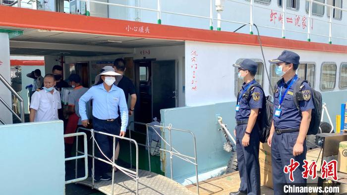 海事执法人员现场检查。　浙江海事局供图