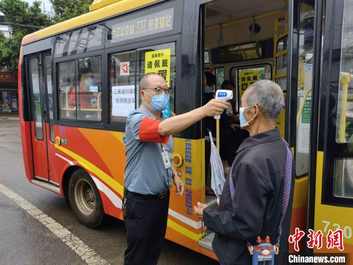成都街头现“核酸检测流动服务公交车”。　成都市公交集团供图