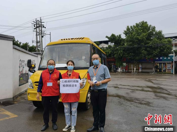 成都街头现“核酸检测流动服务公交车”。　成都市公交集团供图