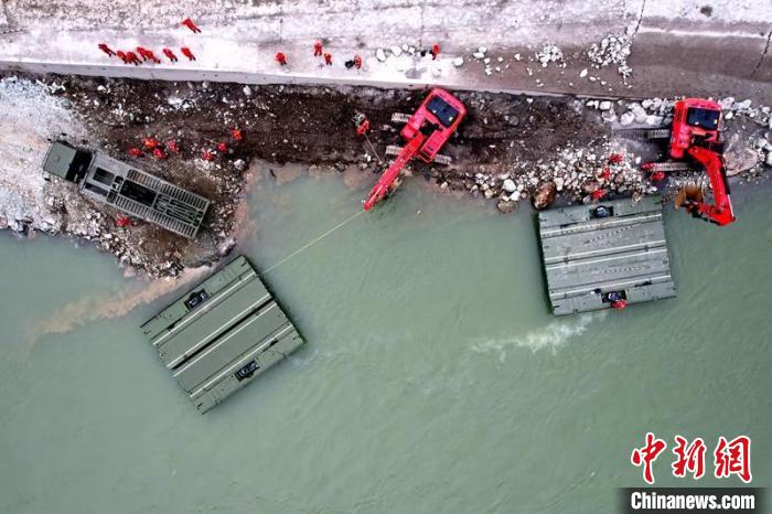 四川泸定6.8级地震：动用“救援航母”开辟大渡河水上救援通道