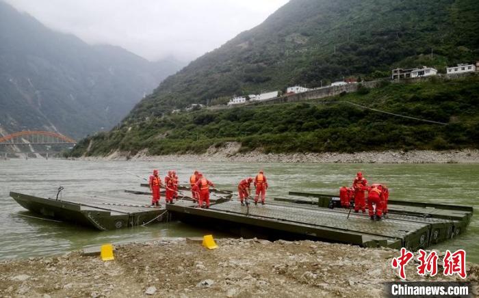 中国安能集团抢险人员正在快速安装动力舟桥。　四川应急供图