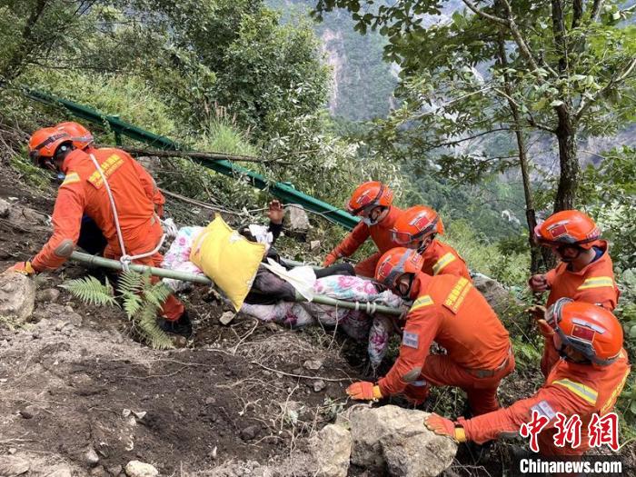 救援人员正在转运地震伤者。　四川应急供图