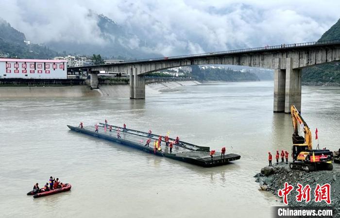 动力舟桥准备通过水路运送大型抢险设备前往受灾区域。　蜀道集团供图