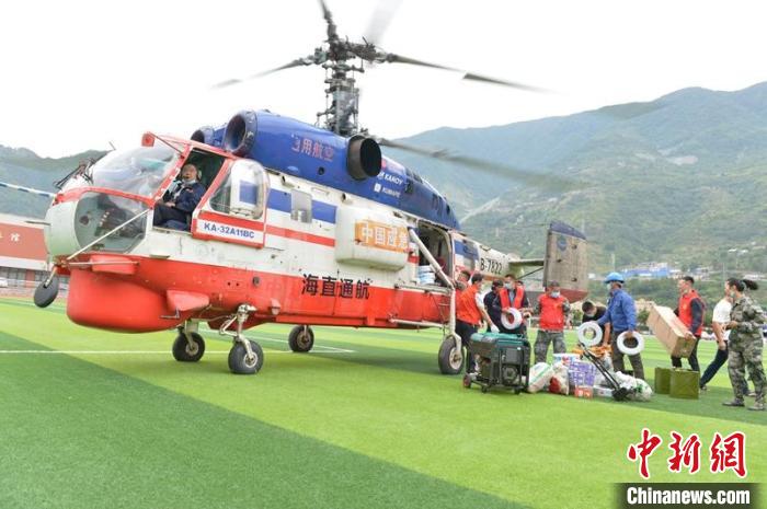 电力抢险人员通过直升机运送抢险物资前往受灾严重村寨抢修输电线路等。　四川电力供图