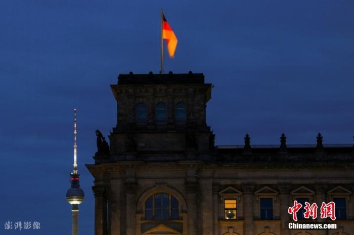 為節約能源，德國柏林標誌性建築立面照明減少。圖片來源：ICphoto