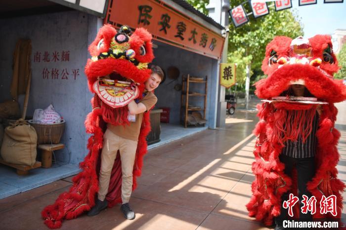 外国留学生湖南体验中国中秋传统文化：自制柚子灯、DIY月饼