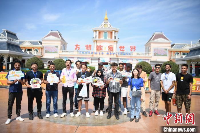 参加活动的留学生合影留念。　杨华峰 摄