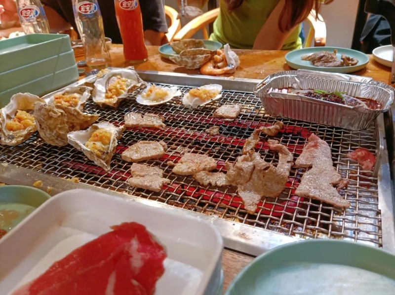 9月10日，台生林家萱在北京与朋友一起烤肉庆中秋。受访者供图。