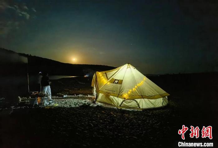 图为中秋夜，游客露营赏月。　巴特尔　摄
