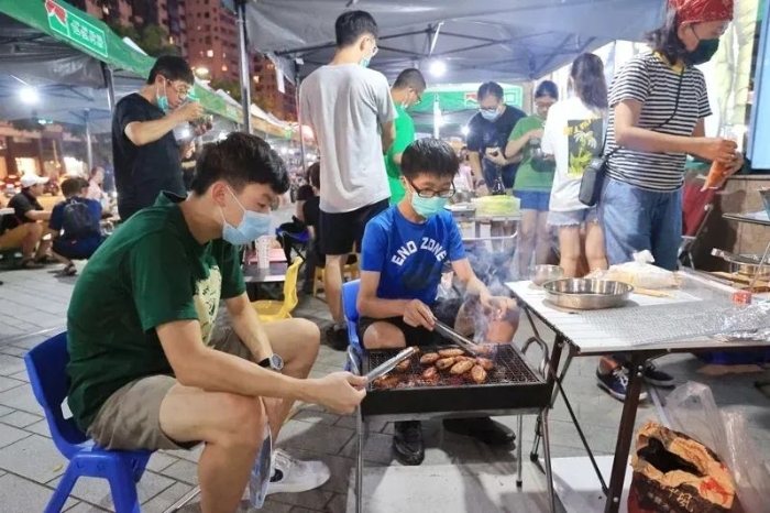 9月10日中秋节，台湾台北市民在大叶高岛屋广场烤肉。图片来源：台湾联合新闻网